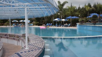 3 piscines extérieures