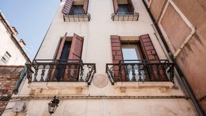 A building with three windows, each with a balcony and shutters. - MYSWEETPLACE - Fondamenta Moro Apartment (Venice)