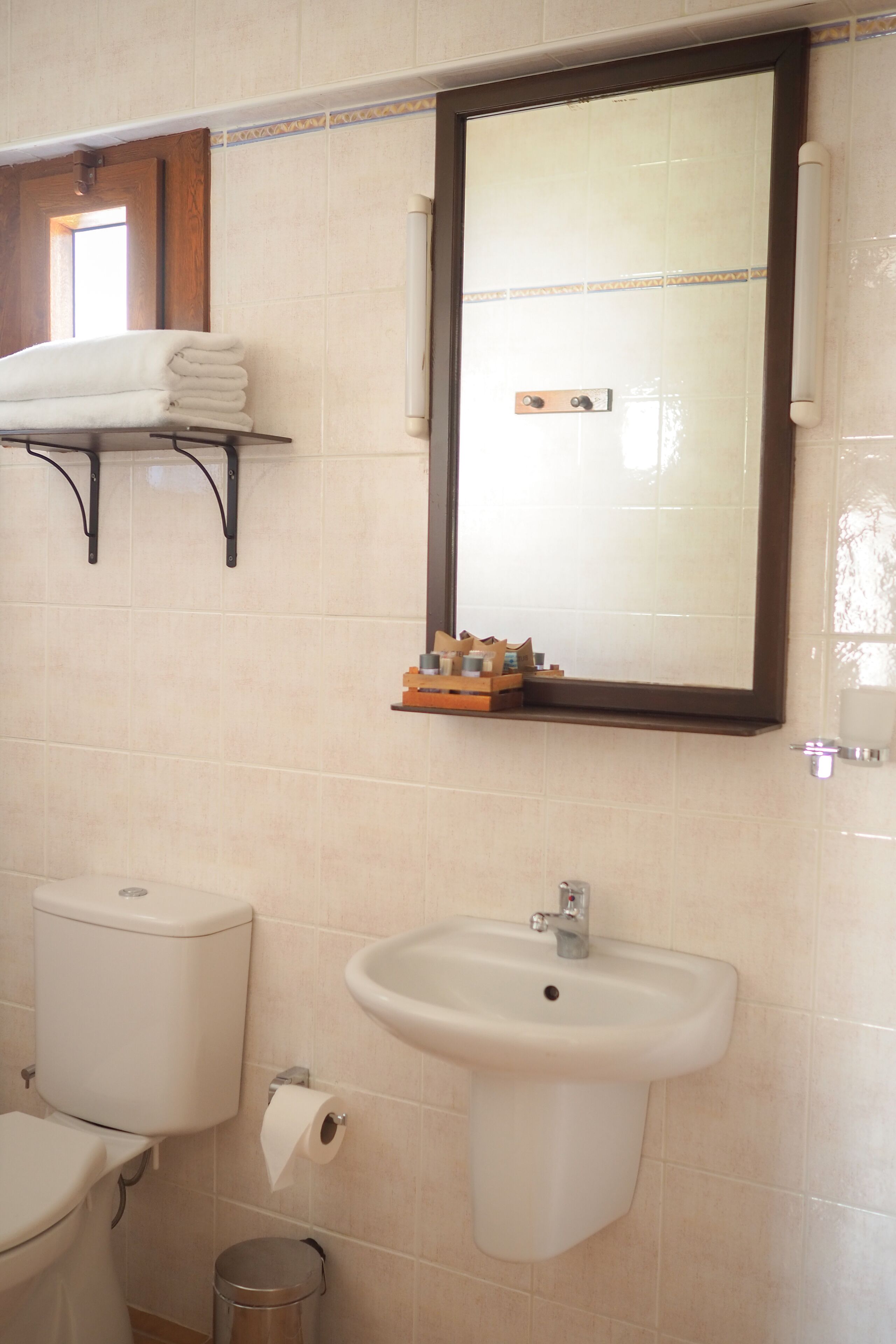 standard triple room | bathroom | shower, free toiletries, hair dryer, slippers