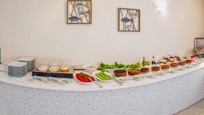 Un buffet allestito con diversi cibi e utensili.