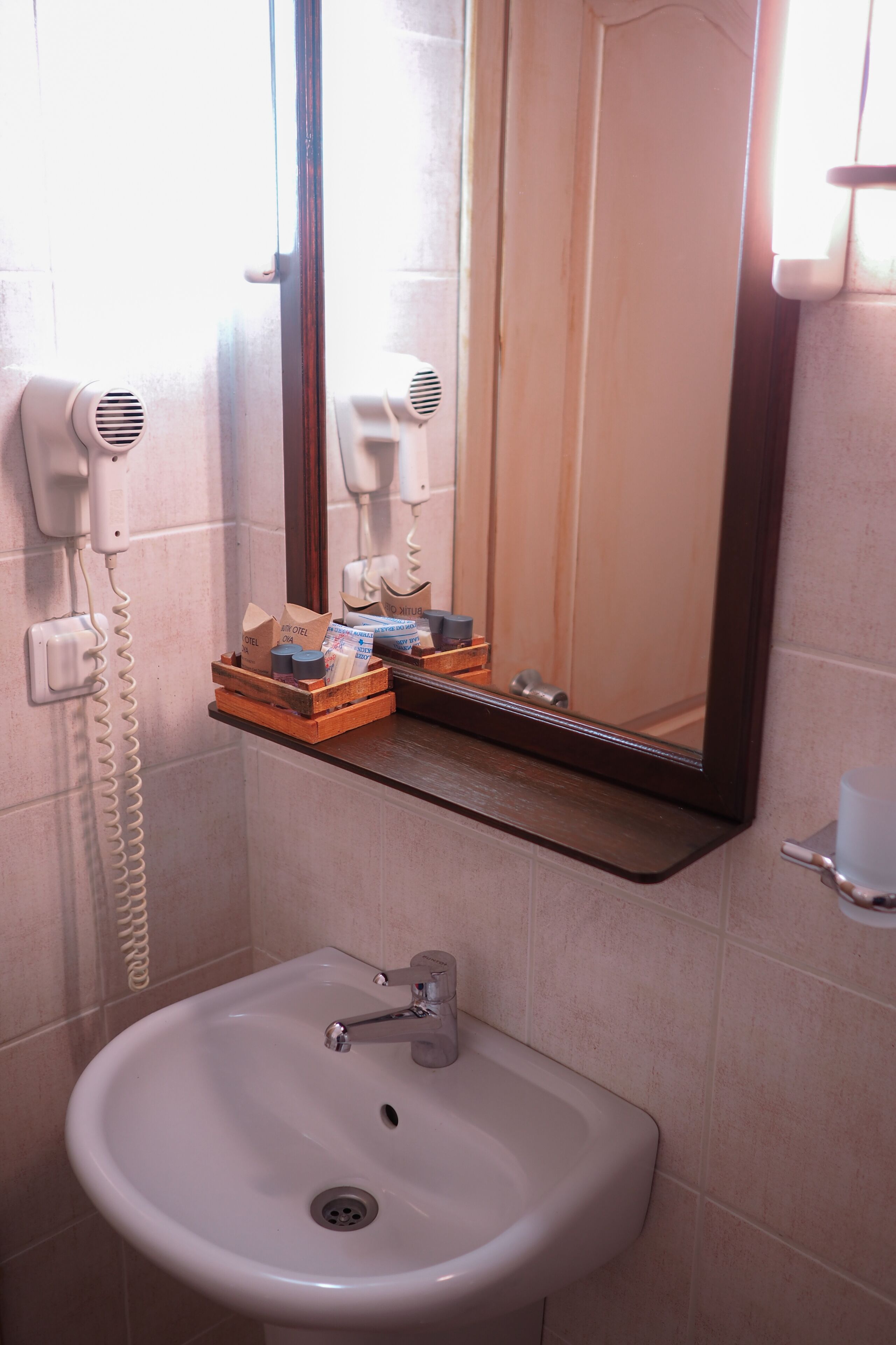standard suite | bathroom | shower, free toiletries, hair dryer, slippers