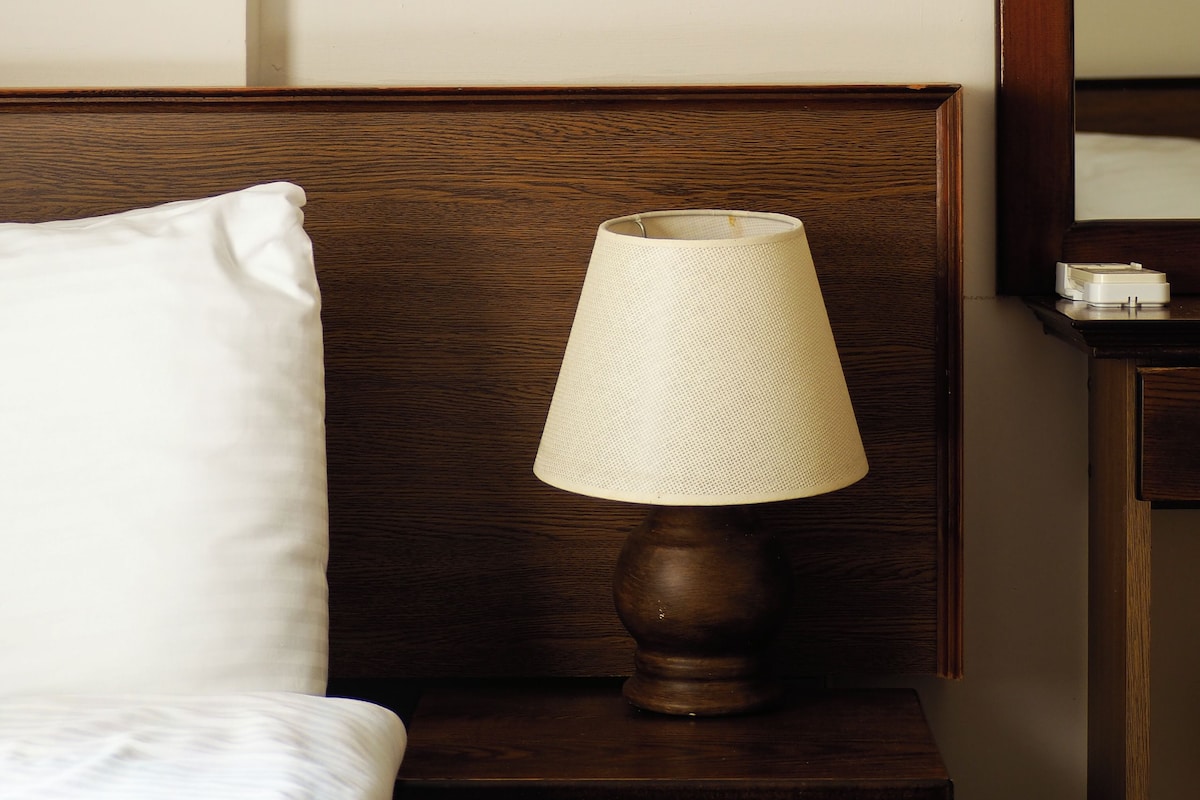 SINGLE ROOM