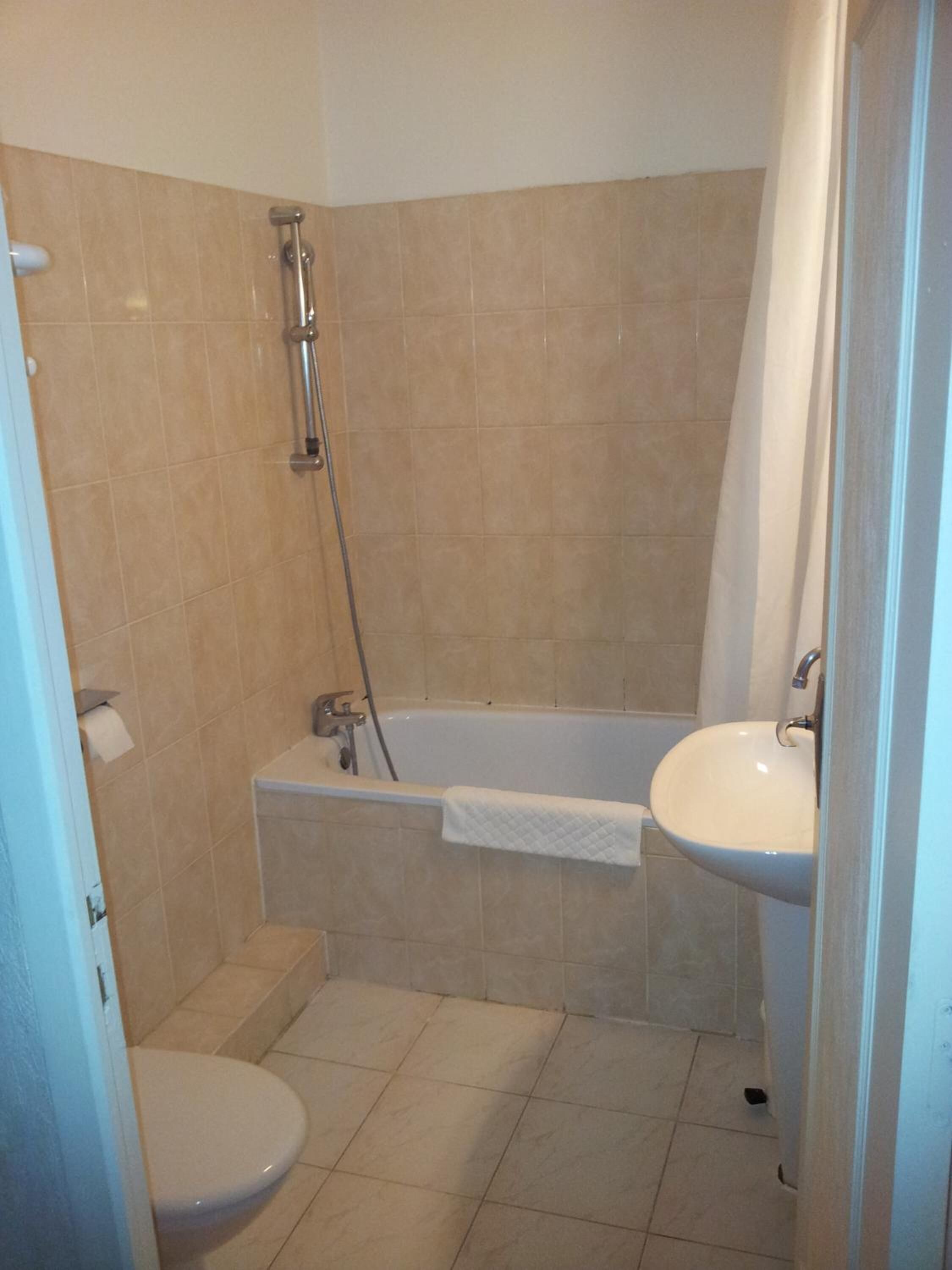 bathtub, free toiletries, hair dryer, towels