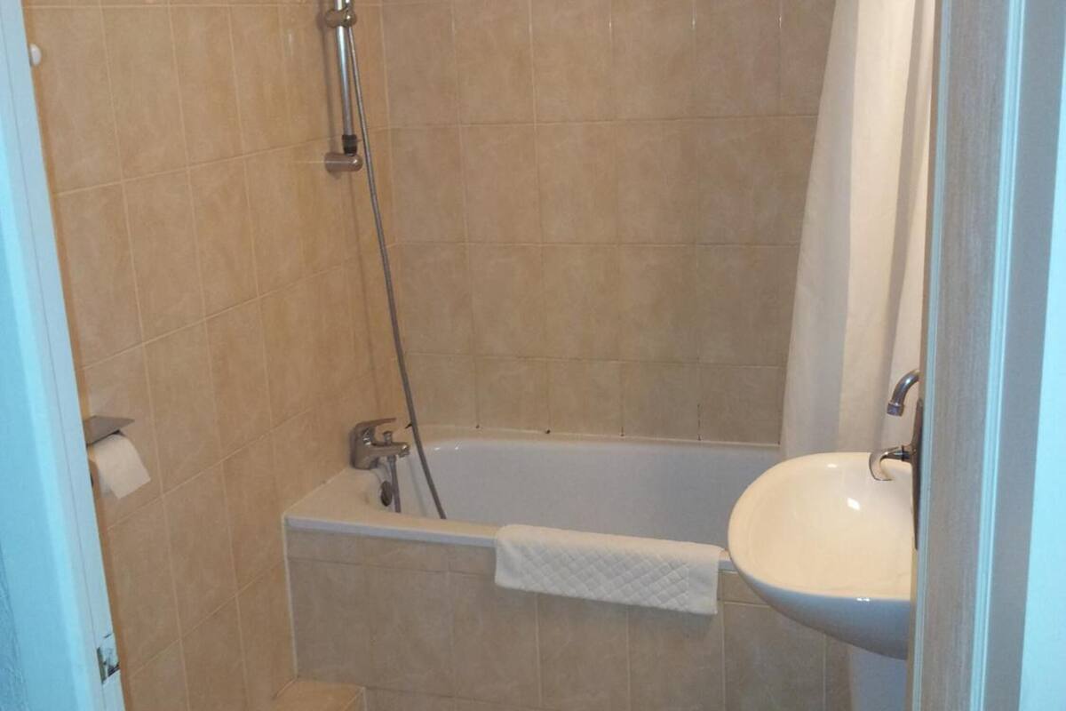 bathtub, free toiletries, hair dryer, towels