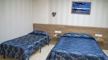 Economy-Dreibettzimmer | Minibar (mit einigen kostenlosen Artikeln), Zimmersafe, Schreibtisch
