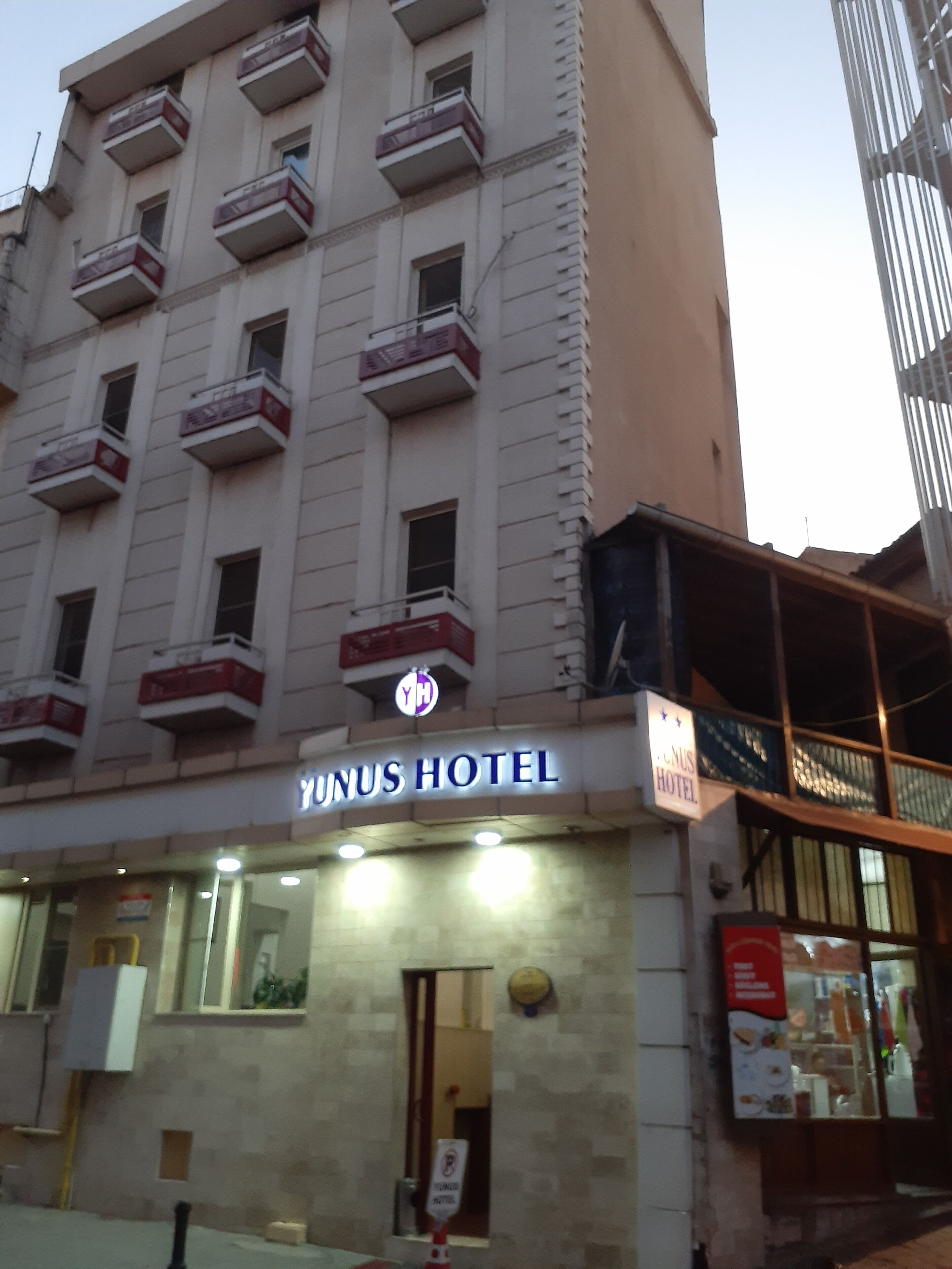 A hotel with a sign reading "Yunus Hotel".
