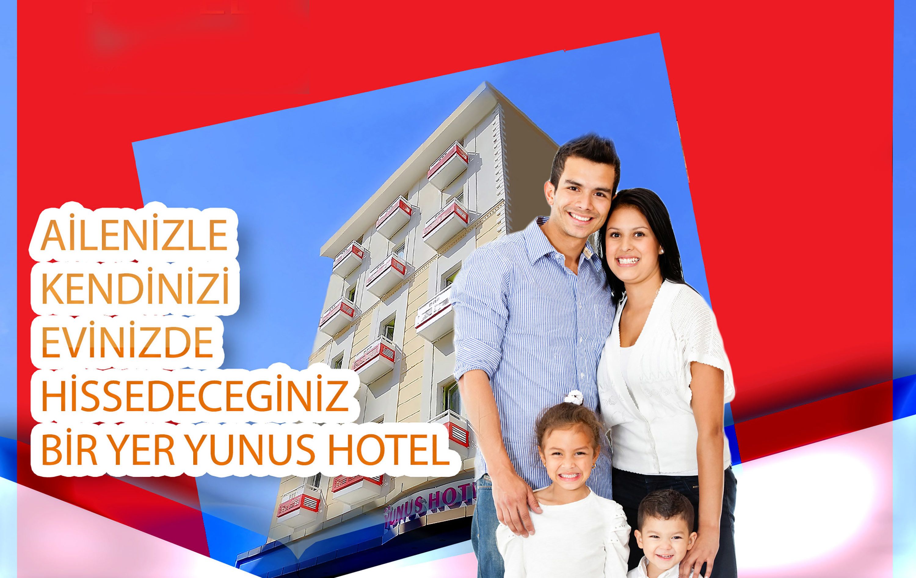 Une famille se tient devant un immeuble d’hôtel doté de balcons et d’une enseigne sur laquelle on peut lire « HÔTEL ».