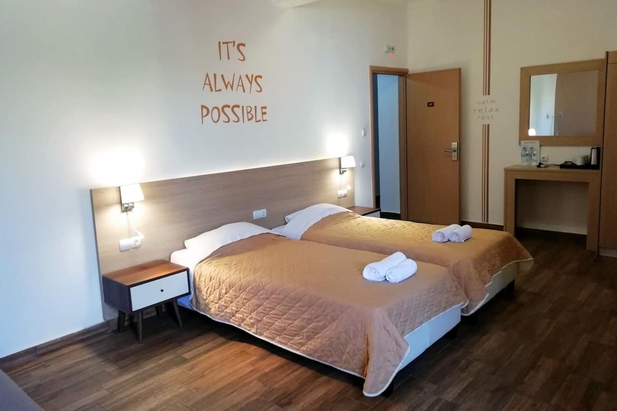 Studio Deluxe (3 Adults) | Bàn, màn/rèm cản sáng, phòng cách âm, bàn ủi/dụng cụ ủi quần áo