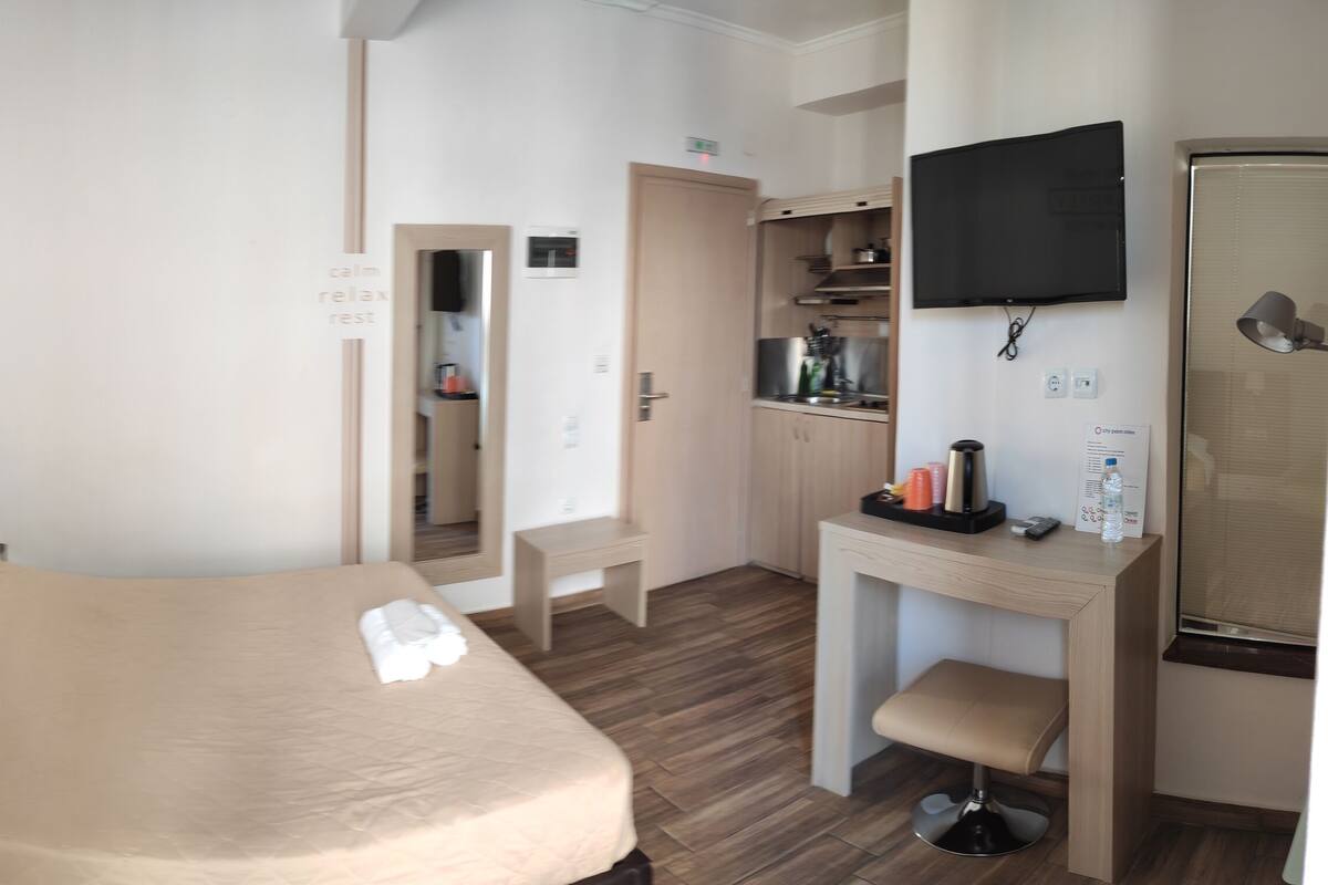 Studio Deluxe (2 Adults) | Bàn, màn/rèm cản sáng, phòng cách âm, bàn ủi/dụng cụ ủi quần áo