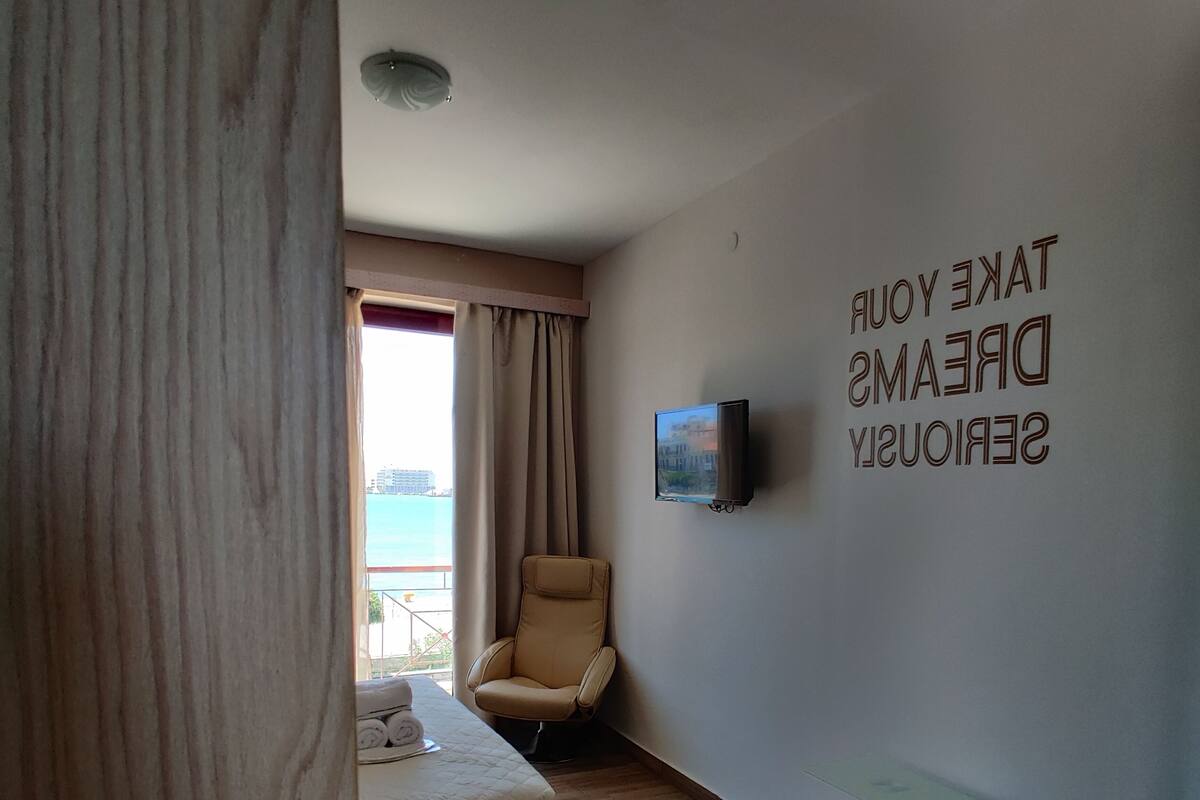 Phòng Superior (Port View) | Bàn, màn/rèm cản sáng, phòng cách âm, bàn ủi/dụng cụ ủi quần áo
