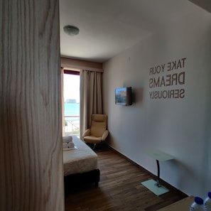 Quarto superior (Port View) | Escrivaninha, cortinas blackout, quartos à prova de som