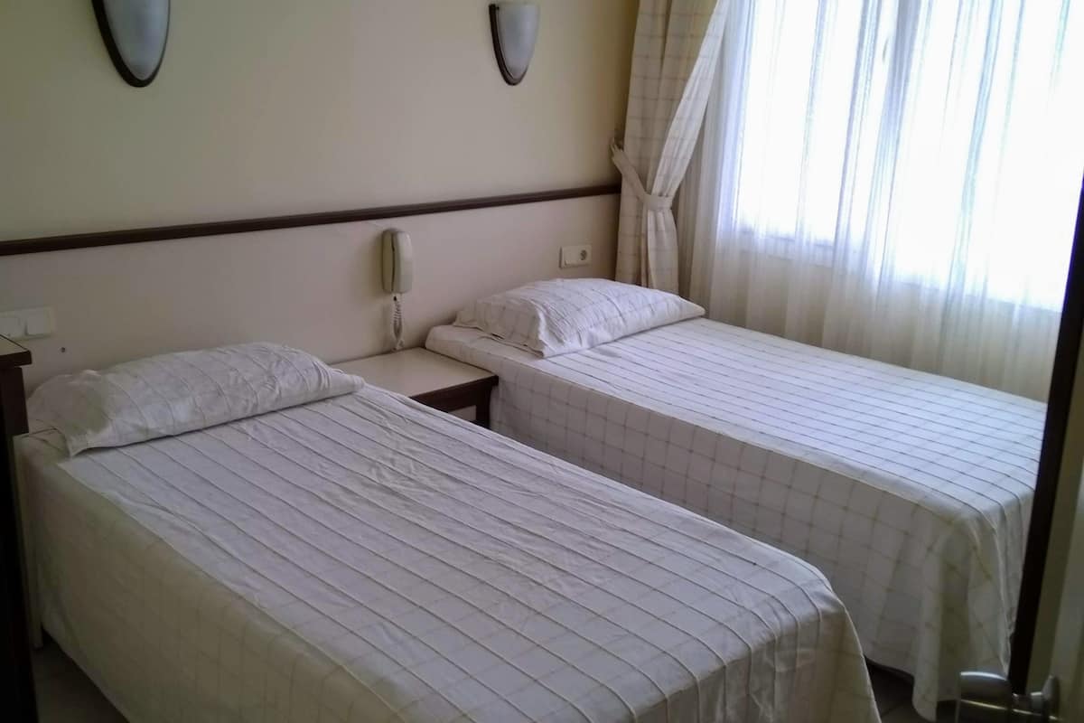 Appartement, 2 slaapkamers | 1 slaapkamer, een bureau, een strijkplank/strijkijzer, beddengoed