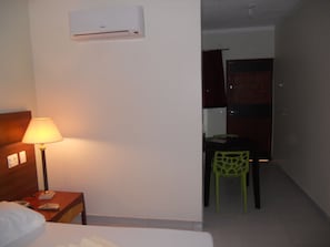 Double room- Twin bed | Escritorio, camas supletorias, wifi gratis