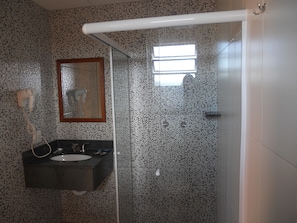 Double room- Twin bed | Baño | Ducha, artículos de higiene personal gratuitos y secador de pelo