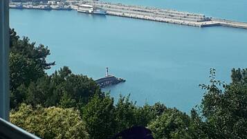 Chambre Triple, vue mer | Minibar, bureau, rideaux occultants, fer et planche à repasser