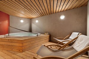A wooden sauna with a hot tub and two wooden lounge chairs. - Grand Apartments (Spindleruv Mlyn)