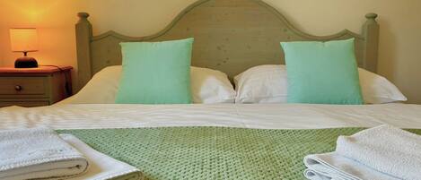 Double Room | In-room safe, WiFi, bed sheets