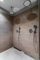 Ducha, artículos de tocador gratuitos, toallas, jabón