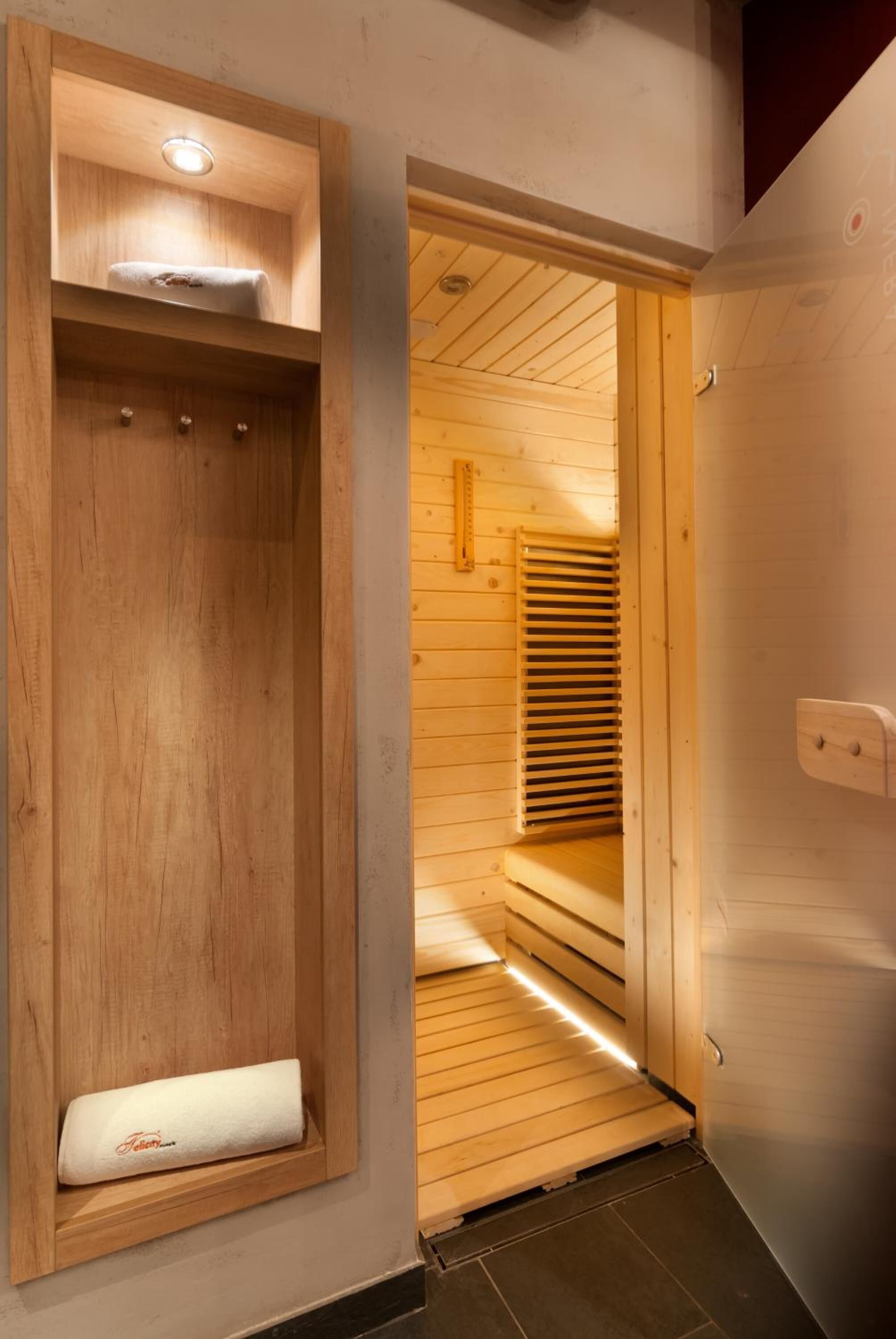Una sauna de madera con bancos y un banco con una toalla.