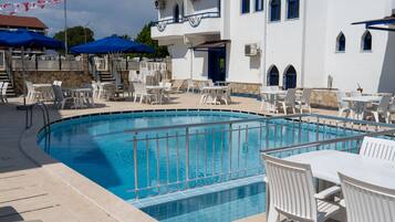 حمّام سباحة خارجي موسمي، مظلات على حمّام السباحة، مقاعد للتشمس