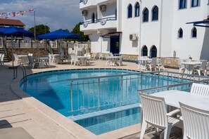 Piscine extérieure (ouverte en saison), parasols de plage