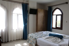 Chambre Double Standard | Literie de qualité supérieure, bureau, rideaux occultants, Wi-Fi gratuit