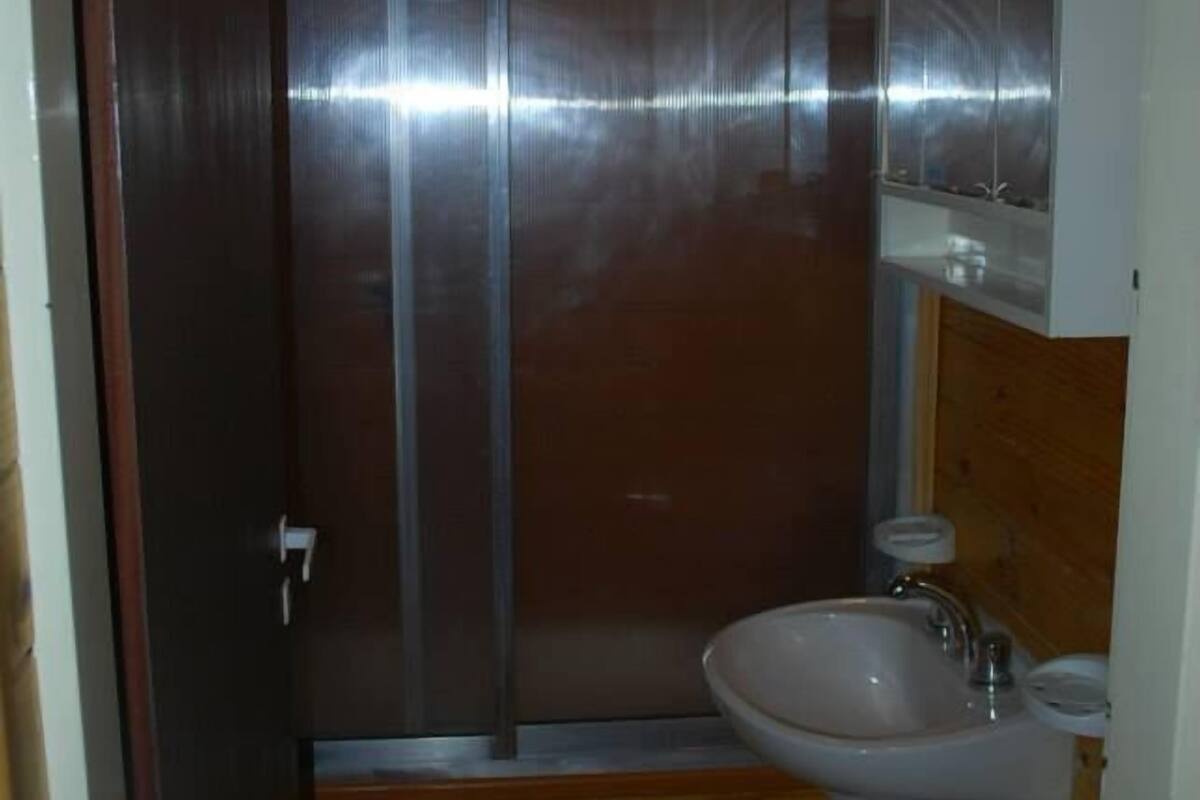 Baignoire et douche séparées, articles de toilette gratuits