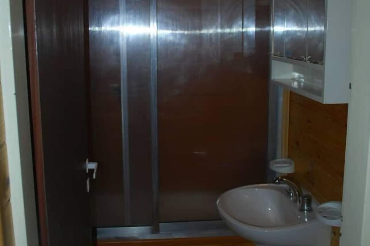 Separate bathtub and shower, free toiletries, hair dryer, bidet