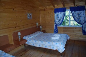 Triple Room | Dihias secara berasingan, dilengkapkan perabot secara berasingan, meja