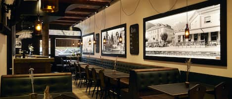 3 restaurants, lunch, dinner served; international cuisine