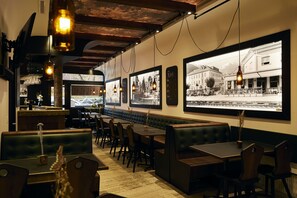 3 restaurants servant le déjeuner, spécialités Cuisine internationale