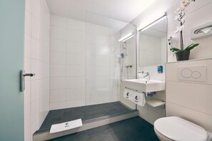 Dusj, hårføner og håndklær