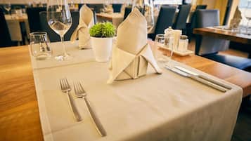3 restaurantes, se sirven comidas, cenas y cocina internacional