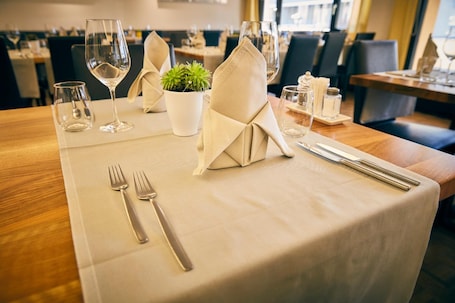 3 restaurantes; se sirve almuerzo y cena; cocina internacional