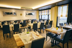 3 restaurantes, se sirven comidas, cenas y cocina internacional