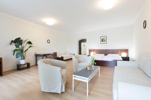 Literie de qualité supérieure, bureau, rideaux occultants