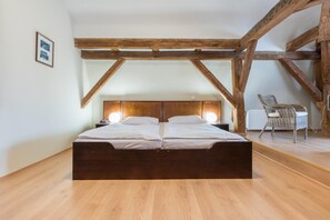 Ropa de cama de alta calidad, escritorio y cortinas blackout