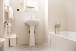 Articles de toilette gratuits, sèche-cheveux, serviettes fournies