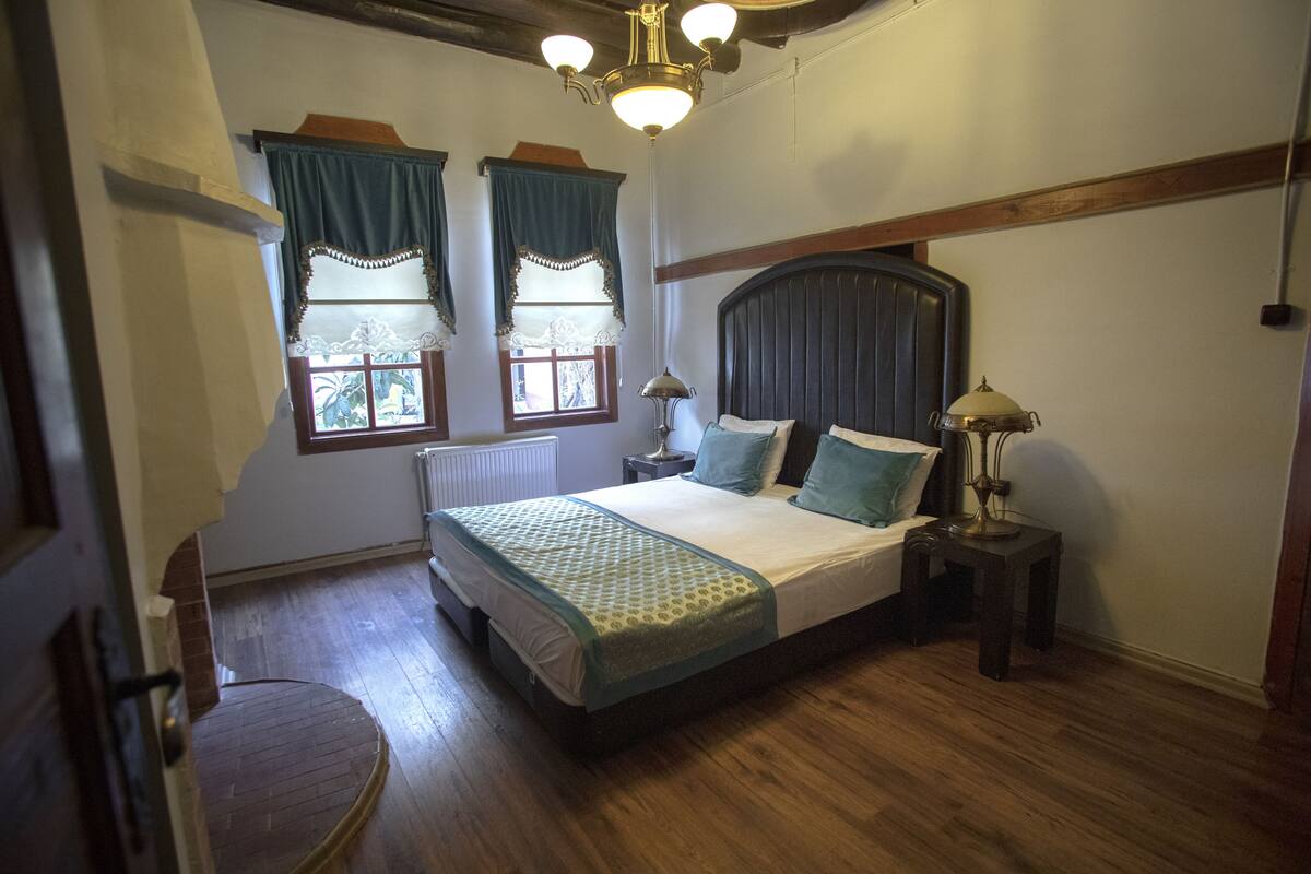 Minibar, in-room safe, WiFi (free), bed sheets