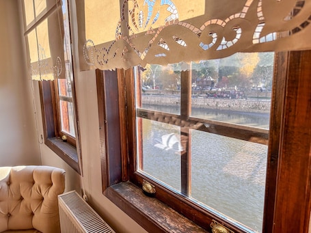 Minibar, caja de seguridad en la habitación, wifi gratis y ropa de cama