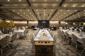 Petit déjeuner, déjeuner et dîner servis sur place