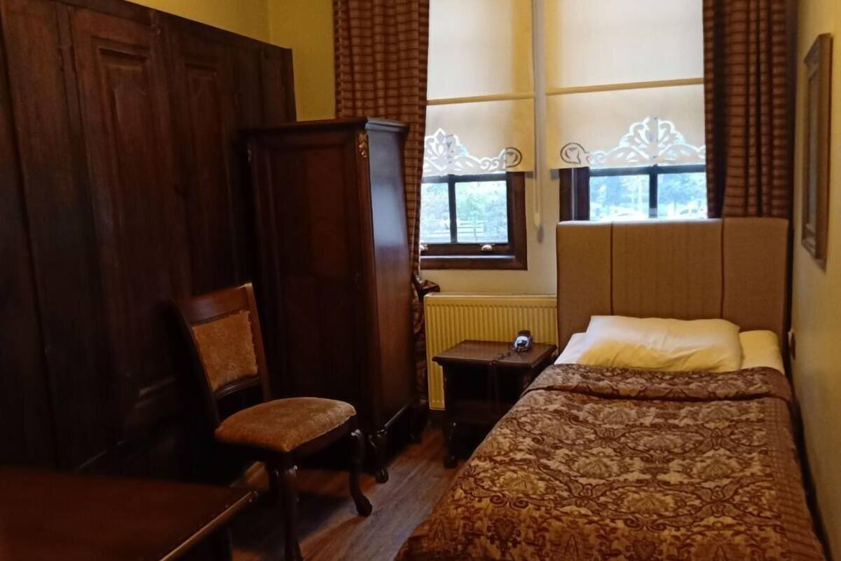 Minibar, in-room safe, WiFi (free), bed sheets