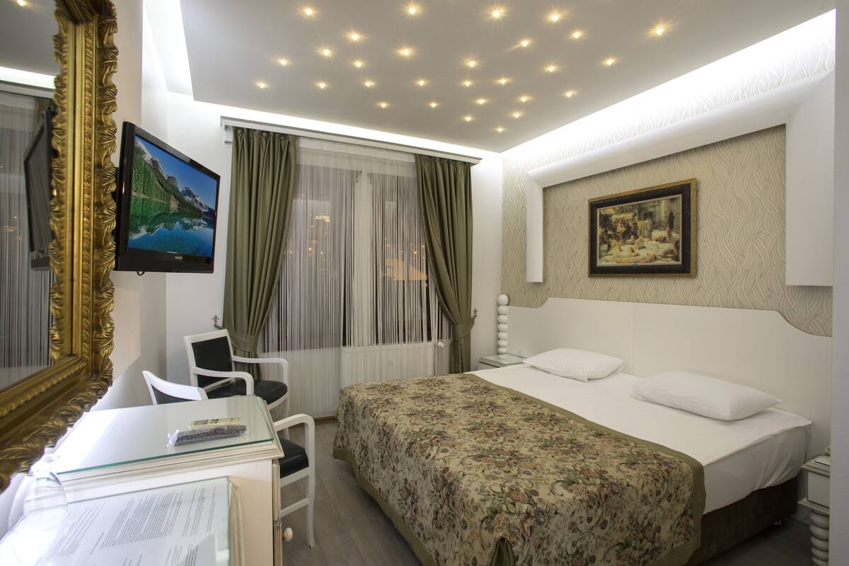 Minibar, in-room safe, WiFi (free), bed sheets