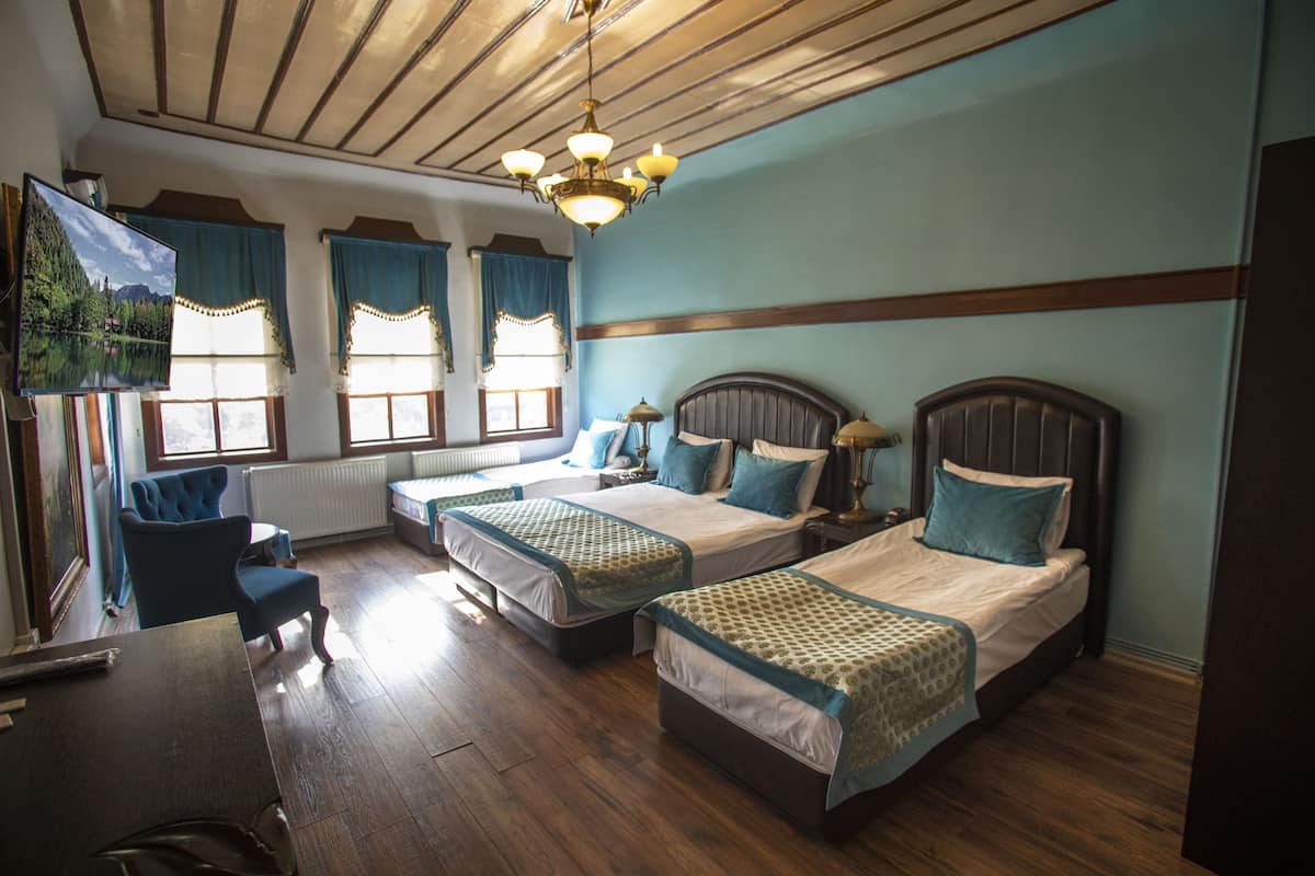 Deluxe Double Room | Minibar, in-room safe, WiFi (free), bed sheets