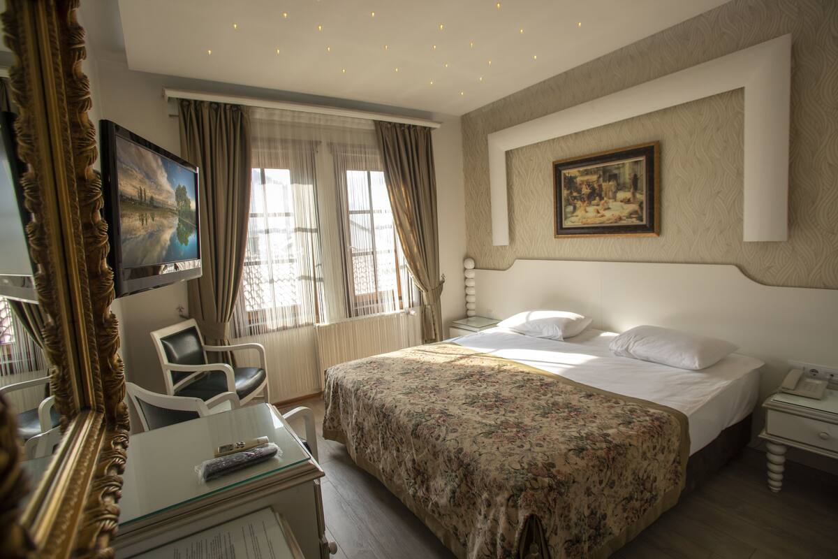 Minibar, in-room safe, WiFi (free), bed sheets