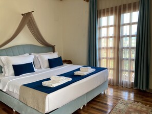 Deluxe-Zimmer, Whirlpool, Bergblick | Hochwertige Bettwaren, Minibar (mit einigen kostenlosen Artikeln)