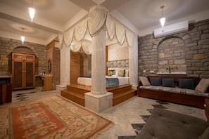 Premium bedding, free minibar items, desk, blackout curtains - Portofino Boutique Hotel (Ula)