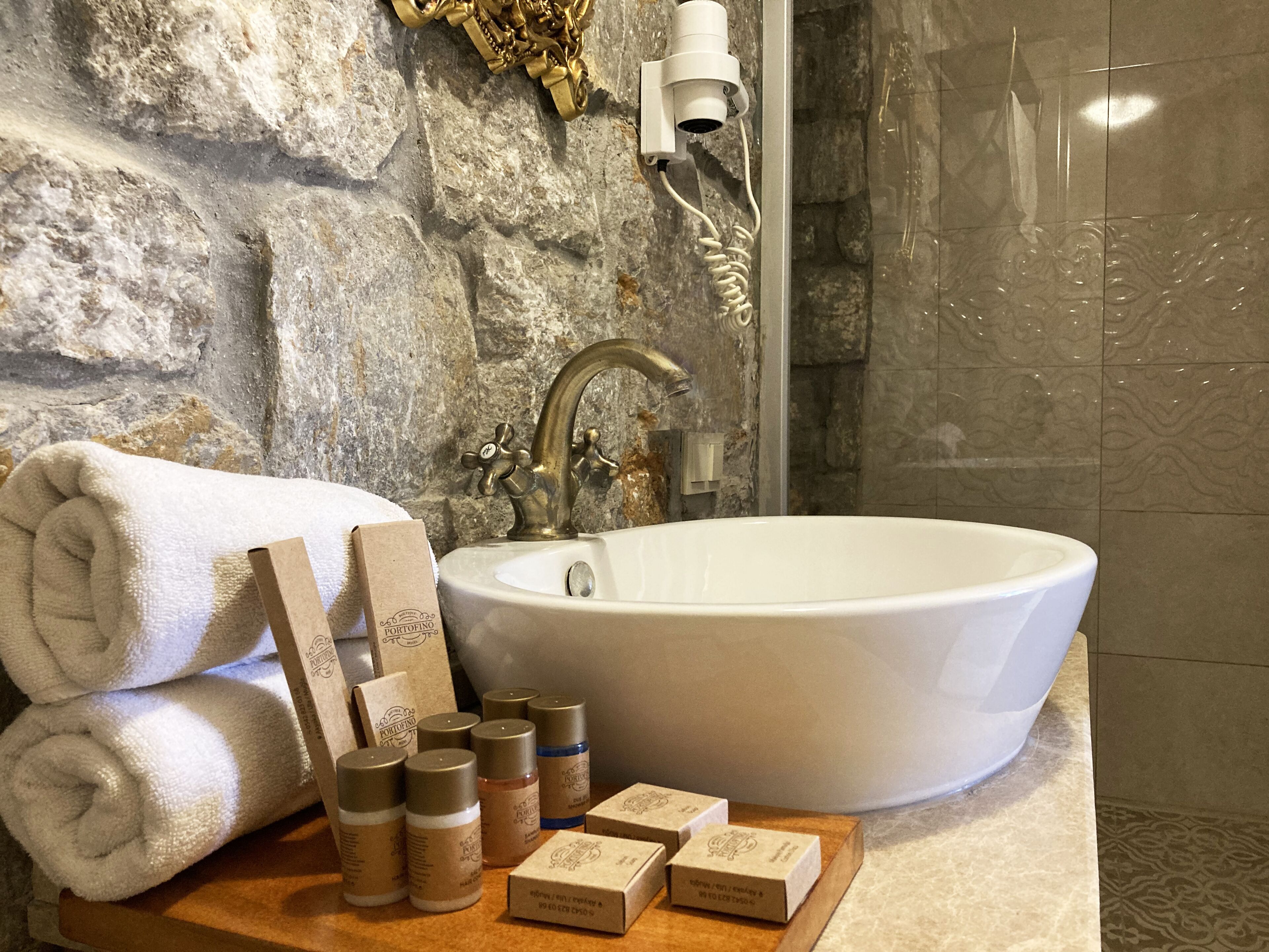 deluxe room, land and mountain view | bathroom sink