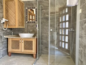 Deluxe-Zimmer, Whirlpool, Bergblick | Badezimmer | Dusche, Regendusche, Haartrockner, Hausschuhe