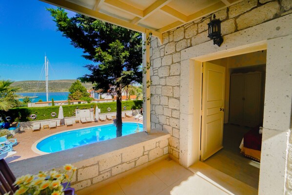 Habitación Deluxe con 1 cama matrimonial o 2 individuales, vista al mar | Terraza o patio